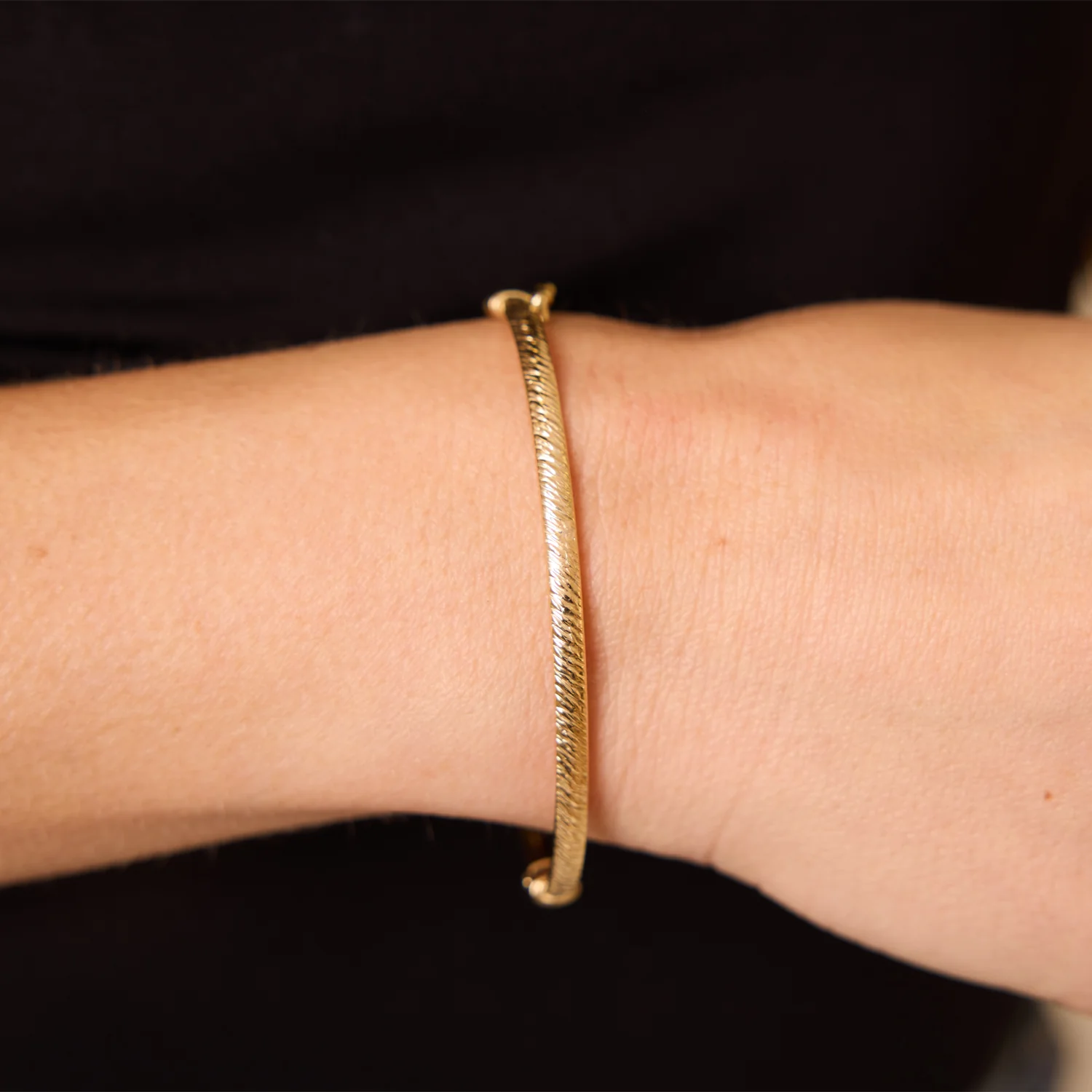 Fine Diamond Cut Gold Bangle - Image 4