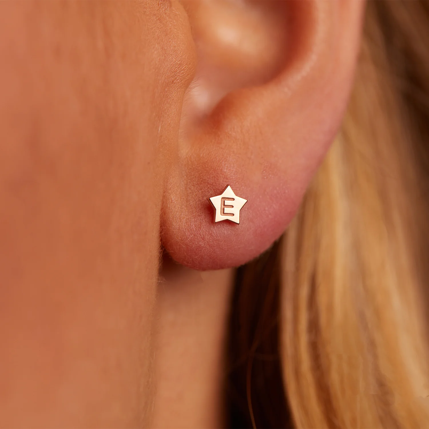 Moyen Initial Star Stud Earrings - Image 4