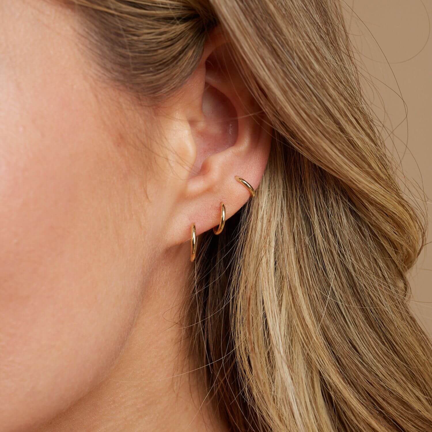 Moyen Solid Huggie Hoop Earrings - Image 6